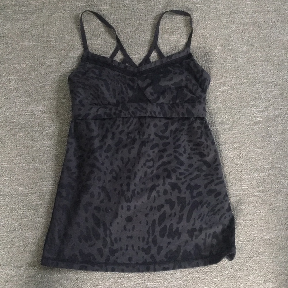 Lululemon leopard print size 6 workout top.